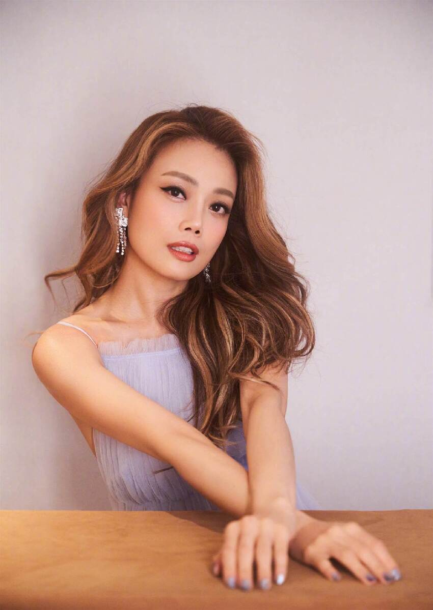照片中的小女孩雖「其貌不揚」，卻年僅16歲就在香港出道，如今已是家喻戶曉的大明星