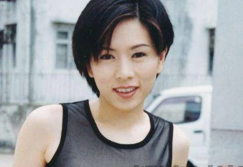 周星馳賞識的女伴，願為星爺生娃，一生坎坷破產耳聾「今患癌去世 」星爺出席葬禮，當年分手原因曝光！