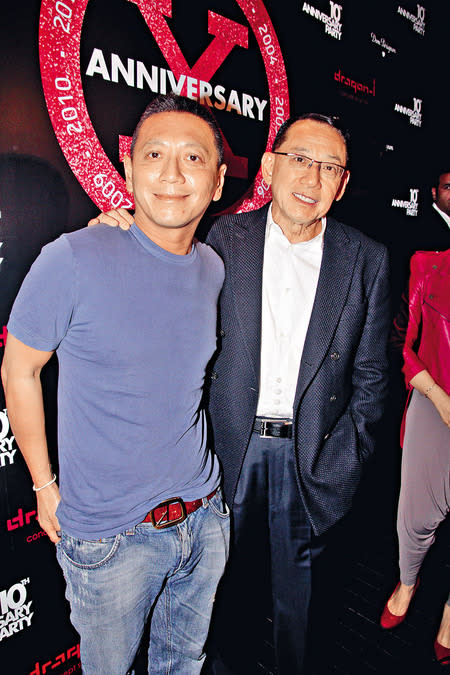 楊其龍罕同框父親楊受成,58歲頭髮花白慈眉善目,父子倆長得好像