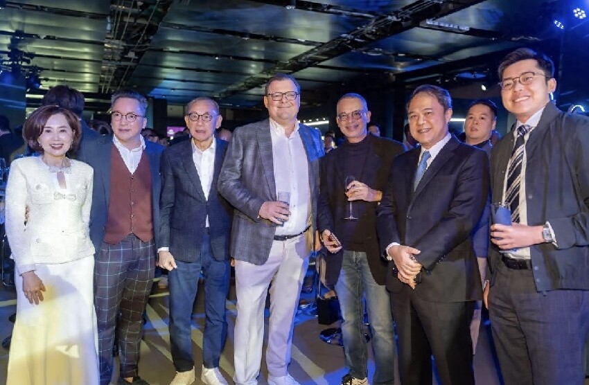 楊其龍罕同框父親楊受成,58歲頭髮花白慈眉善目,父子倆長得好像