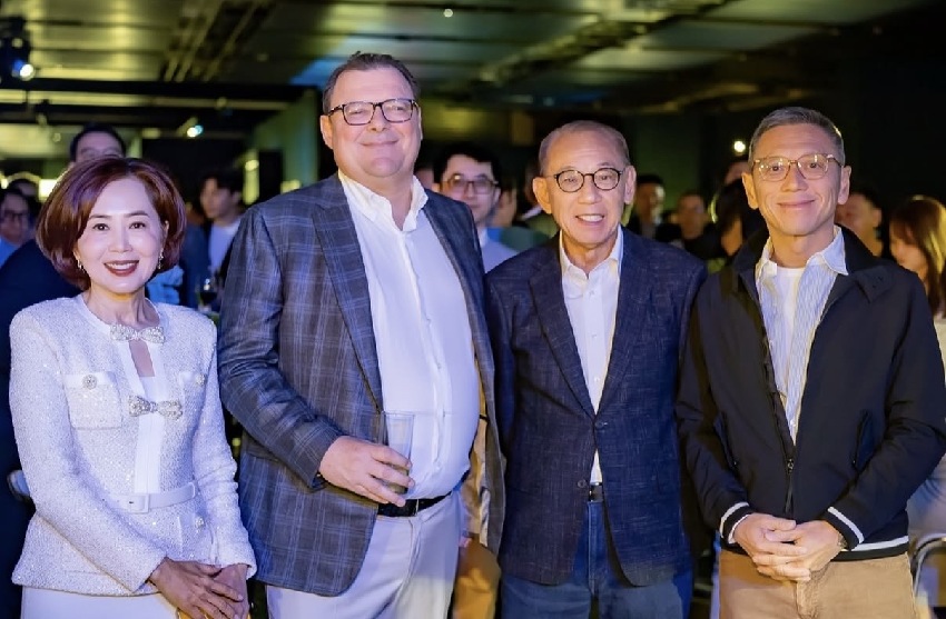 楊其龍罕同框父親楊受成,58歲頭髮花白慈眉善目,父子倆長得好像