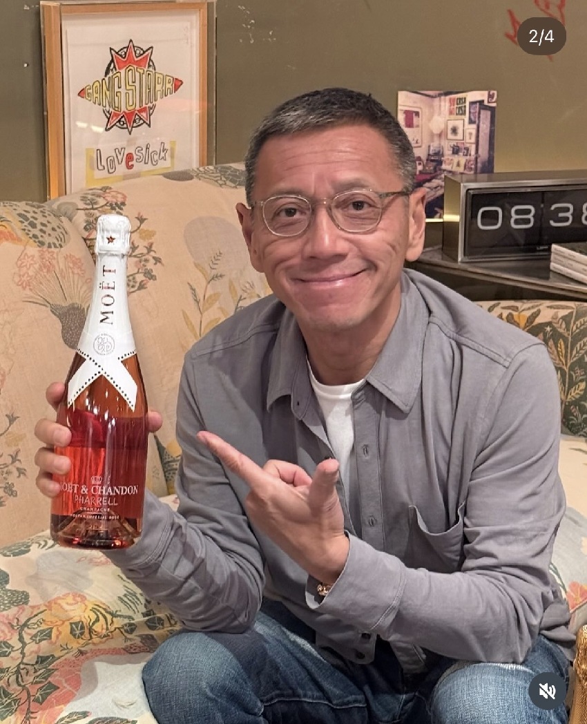 楊其龍罕同框父親楊受成,58歲頭髮花白慈眉善目,父子倆長得好像