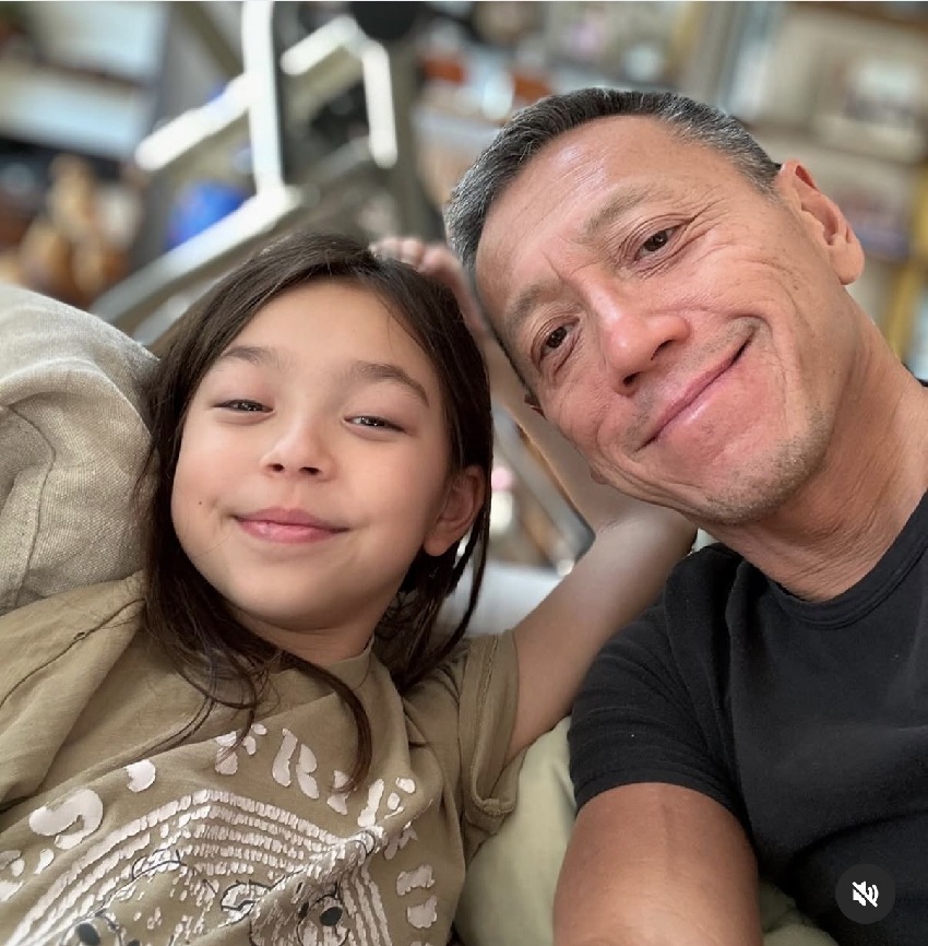 楊其龍罕同框父親楊受成,58歲頭髮花白慈眉善目,父子倆長得好像