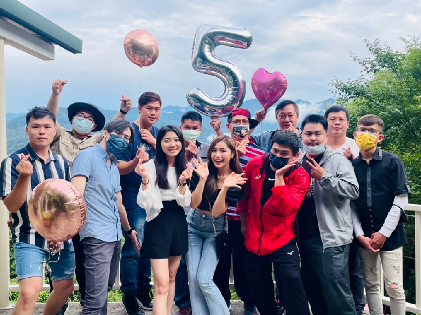 曾陷5年沒戲拍困境！29歲本土劇女星「現身街頭賣唱」零偽裝，從月入0元到月賺30萬，背後原因藏洋蔥！