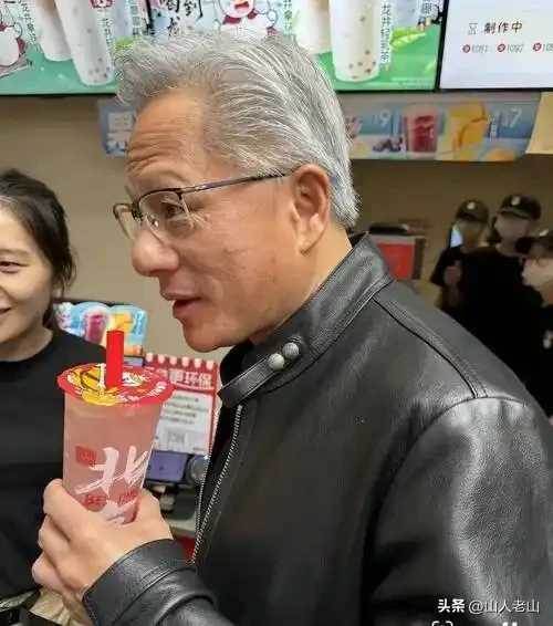 黃仁勳女助理被誤認為只漂亮！跟著跑完中國行後，網友才看懂：她才是真正的「人形顯示卡」