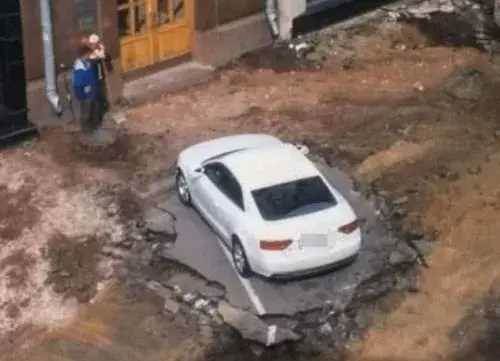 工地上亂停車，打了30多個電話讓女司機挪車，全部拒接，施工隊怒了：待一輩子吧