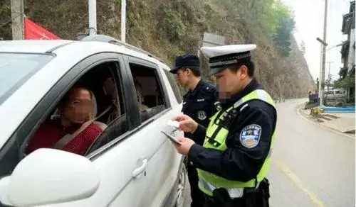 工地上亂停車，打了30多個電話讓女司機挪車，全部拒接，施工隊怒了：待一輩子吧