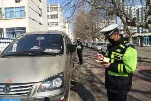 工地上亂停車，打了30多個電話讓女司機挪車，全部拒接，施工隊怒了：待一輩子吧