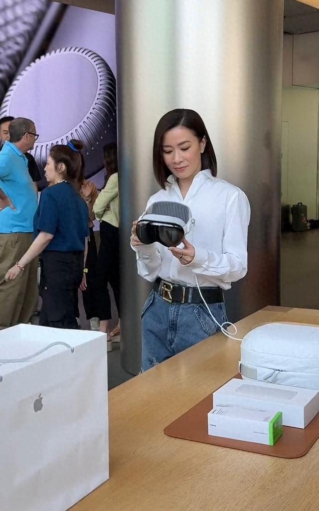 佘詩曼逛北京Apple門店獲蘋果副總裁接待，體驗3萬元Vision Pro