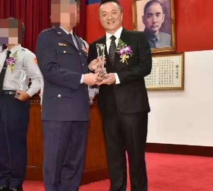 曾跟于美人搭擋！知名主持人「半夜持毒被逮」震驚演藝圈...  落網才知「他曾拿下十座金鐘」：不是第一次