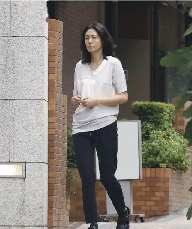 路邊驚見「氣質優雅美人」，他樂壞「認出是50歲女神」：當年紅遍全台灣！