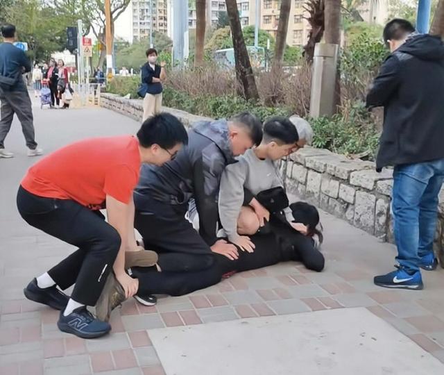 突發!香港知名男星因違法在街頭當眾被捕,轉行當外賣員賺錢養家