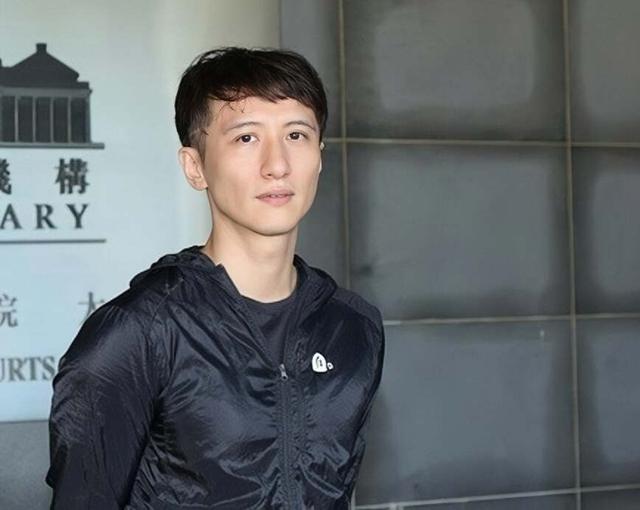 突發！香港知名男星因違法在街頭當眾被捕，轉行當外賣員賺錢養家