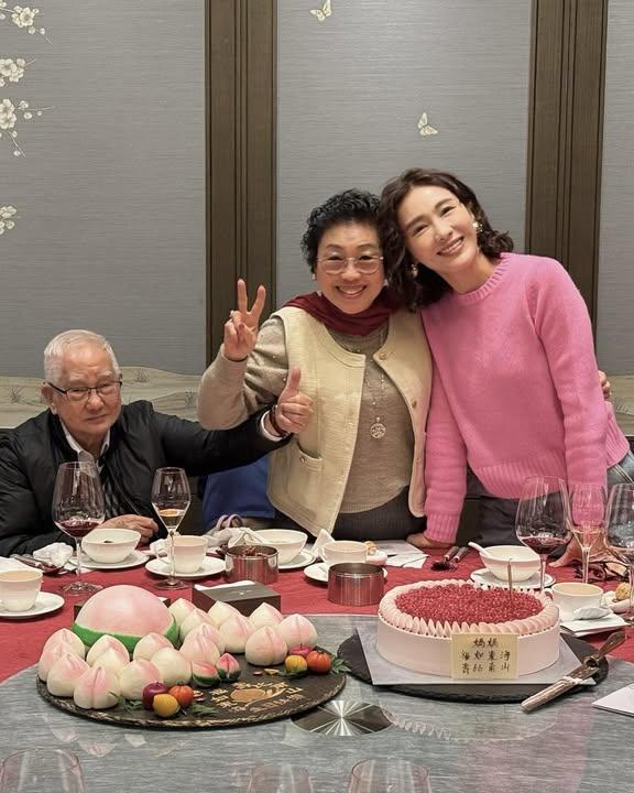 53歲黎姿為媽媽慶祝80歲大壽 ！黎母打扮貴氣十足，一家人幸福溫馨