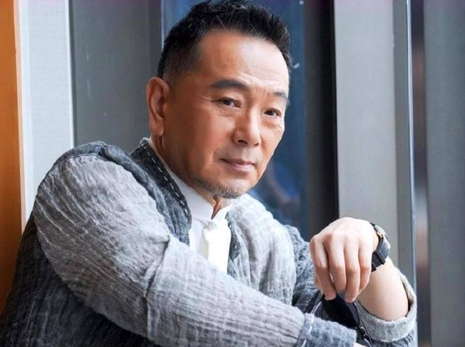 被爆住在富人區!68歲大咖演員「零偽裝猛嗑路邊攤」竟無人認出 「150元花不完」接地氣生活曝