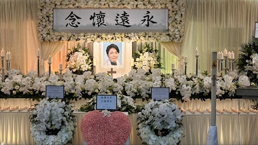 香港男星的姐姐在睡夢中安詳離世，靈堂遺照曝光，群星送花圈悼念