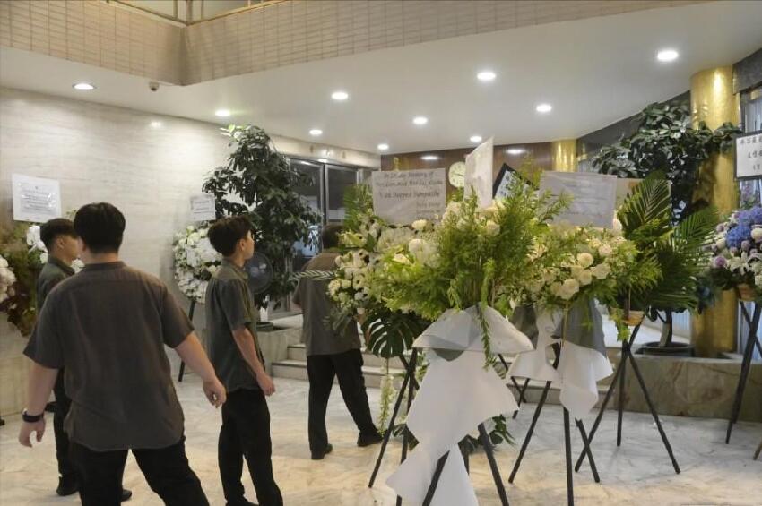 香港男星的姐姐在睡夢中安詳離世，靈堂遺照曝光，群星送花圈悼念