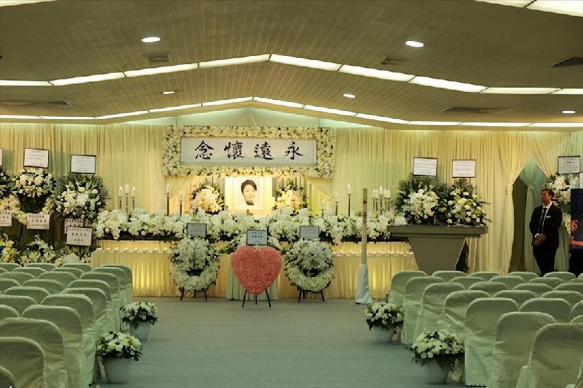香港男星的姐姐在睡夢中安詳離世，靈堂遺照曝光，群星送花圈悼念