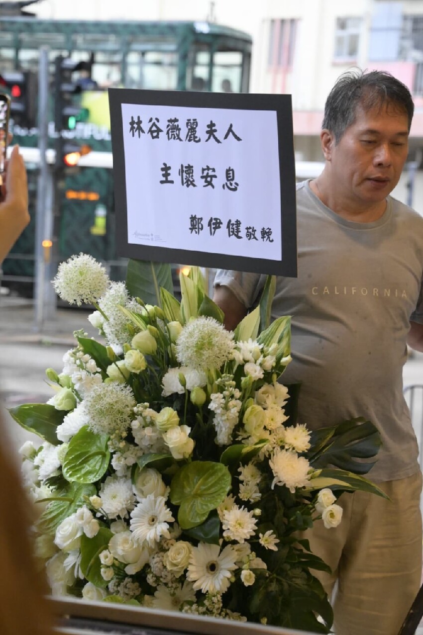 香港男星的姐姐在睡夢中安詳離世，靈堂遺照曝光，群星送花圈悼念