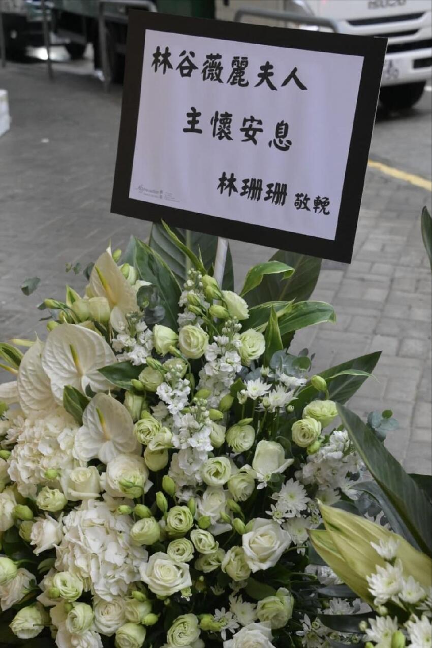 香港男星的姐姐在睡夢中安詳離世，靈堂遺照曝光，群星送花圈悼念