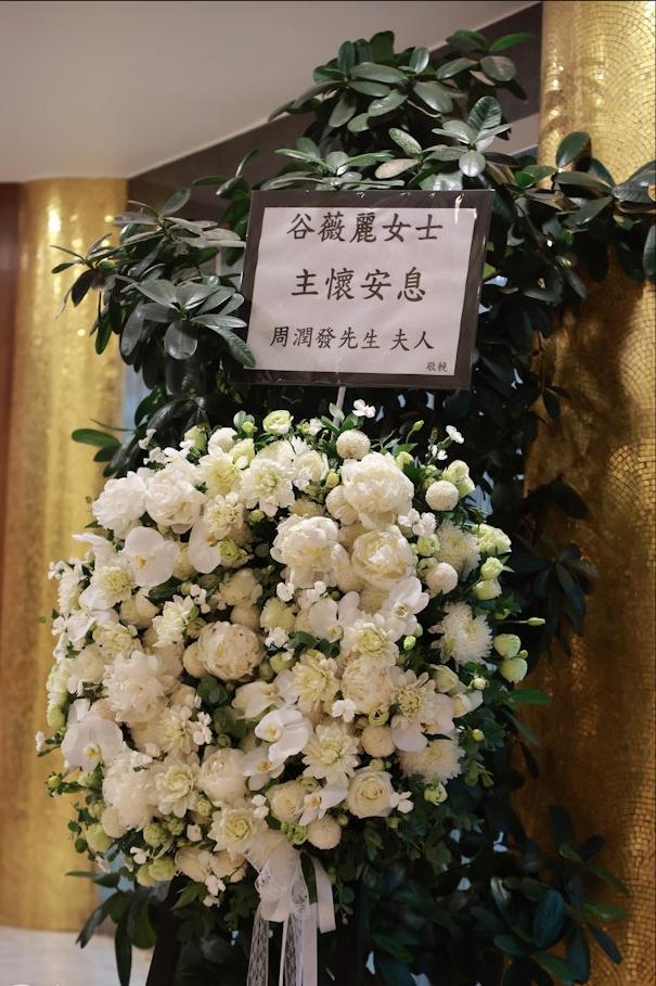 香港男星的姐姐在睡夢中安詳離世，靈堂遺照曝光，群星送花圈悼念