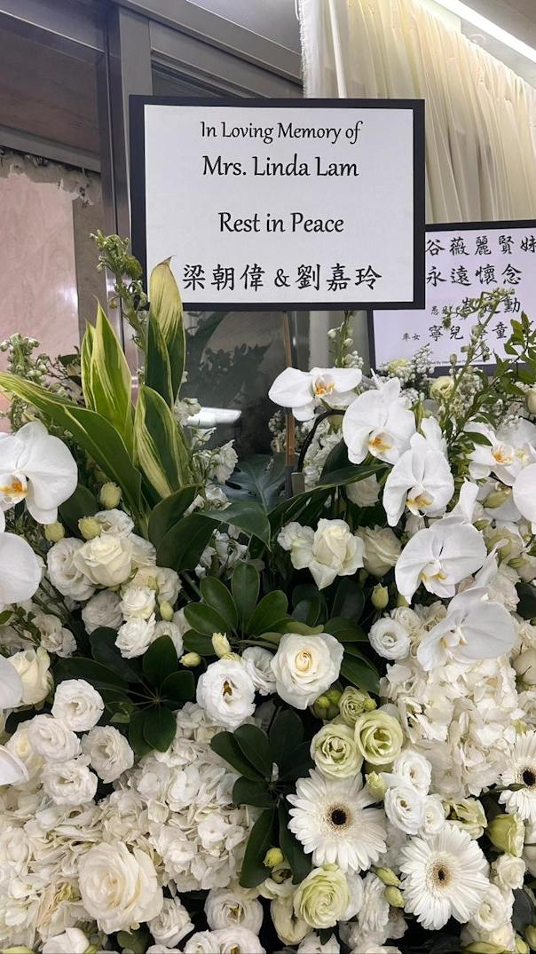 香港男星的姐姐在睡夢中安詳離世，靈堂遺照曝光，群星送花圈悼念