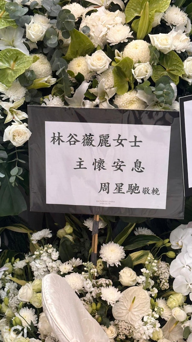 香港男星的姐姐在睡夢中安詳離世，靈堂遺照曝光，群星送花圈悼念