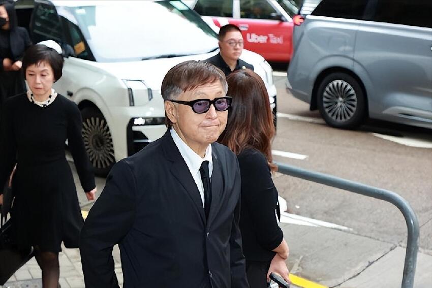 香港男星的姐姐在睡夢中安詳離世，靈堂遺照曝光，群星送花圈悼念