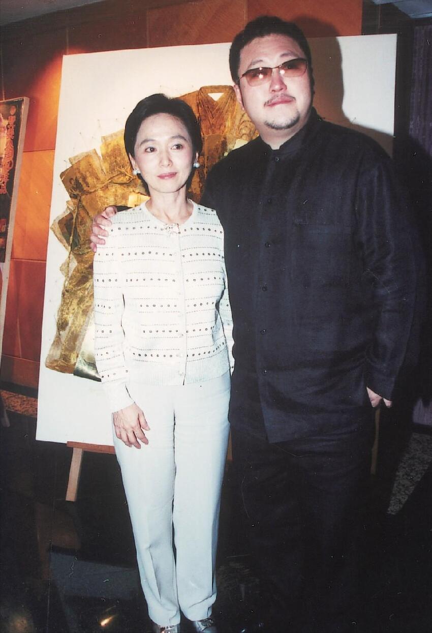香港男星的姐姐在睡夢中安詳離世，靈堂遺照曝光，群星送花圈悼念