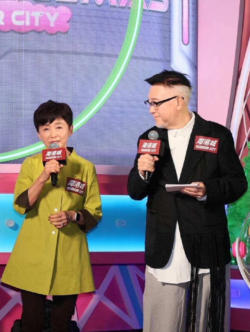 香港男星的姐姐在睡夢中安詳離世，靈堂遺照曝光，群星送花圈悼念