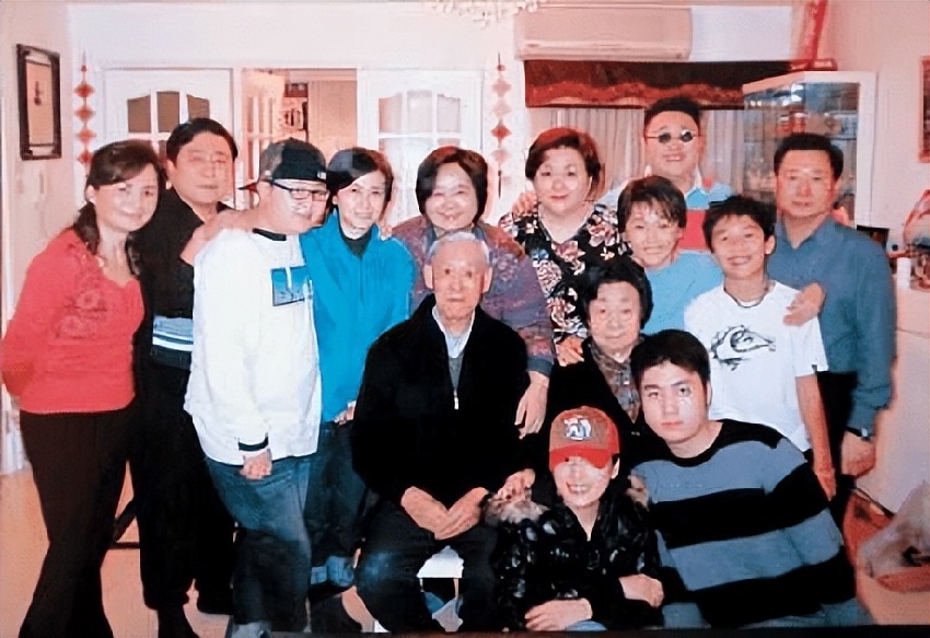 香港男星的姐姐在睡夢中安詳離世，靈堂遺照曝光，群星送花圈悼念