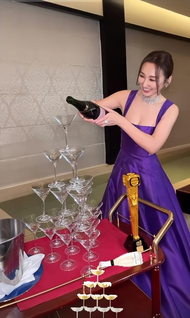 高海寧奪最佳女配回酒店大肆慶祝！主動獻吻又灌酒，笑得花枝亂顫