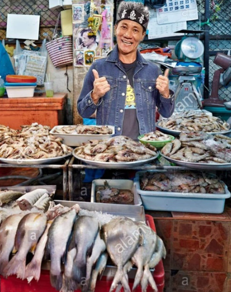 欠債宣告破產！63歲男星轉行賣魚「1年只休2天」拚還錢　拼出「年收入破4億」成功翻轉人生