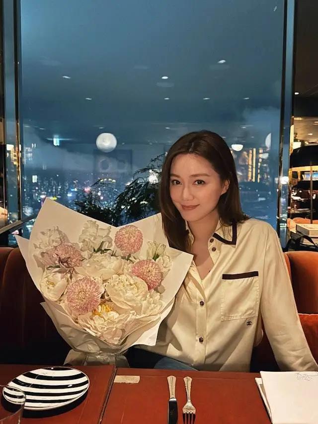 湯洛雯39歲生日與馬國明甜蜜慶祝，傳懷孕后首現身疑刻意遮肚