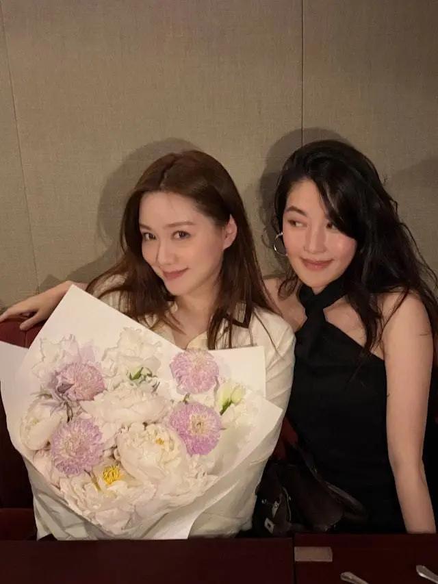 湯洛雯39歲生日與馬國明甜蜜慶祝，傳懷孕后首現身疑刻意遮肚