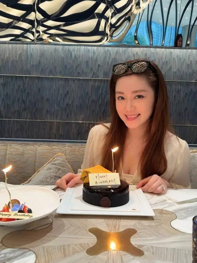 湯洛雯39歲生日與馬國明甜蜜慶祝，傳懷孕后首現身疑刻意遮肚