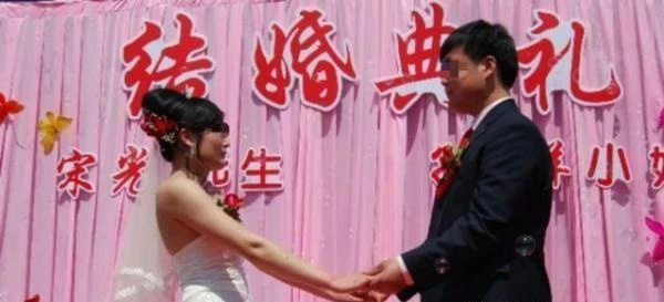 昨天小叔子結婚，婆婆和老公不讓我去，看到新娘的照片我怒提離婚