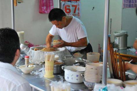 男大生每天到自助餐廳「點兩碗白飯」！離開時都會偷偷流淚 20年後再次相見「店老闆不禁痛哭」