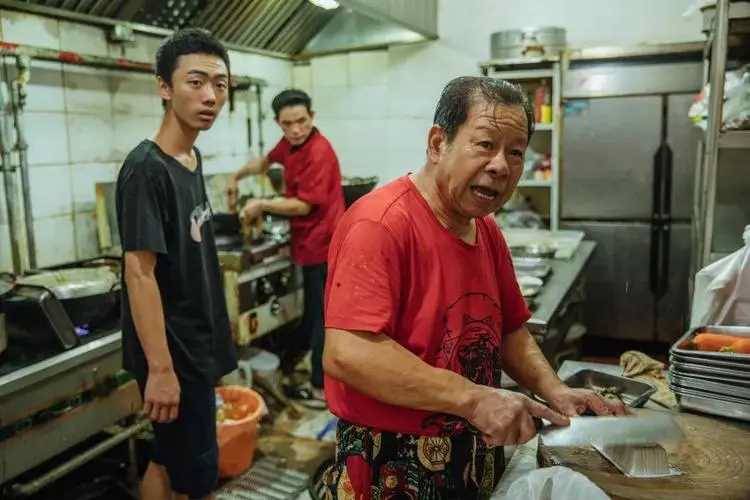 男大生每天到自助餐廳「點兩碗白飯」！離開時都會偷偷流淚 20年後再次相見「店老闆不禁痛哭」