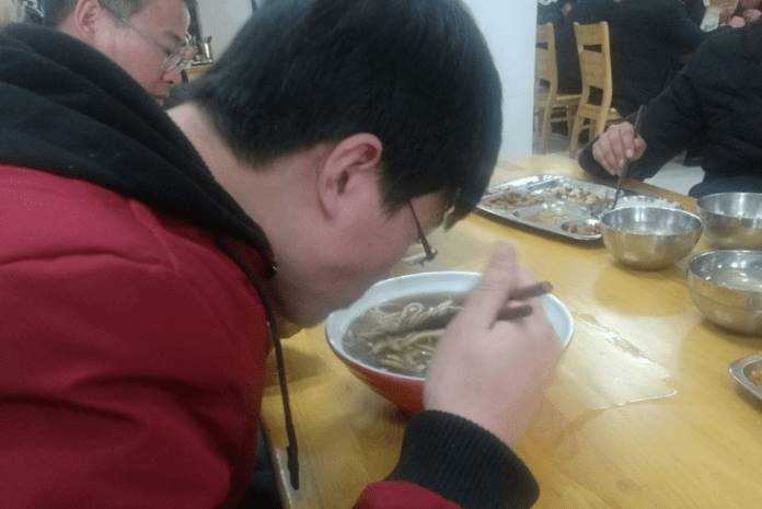 男大生每天到自助餐廳「點兩碗白飯」！離開時都會偷偷流淚 20年後再次相見「店老闆不禁痛哭」