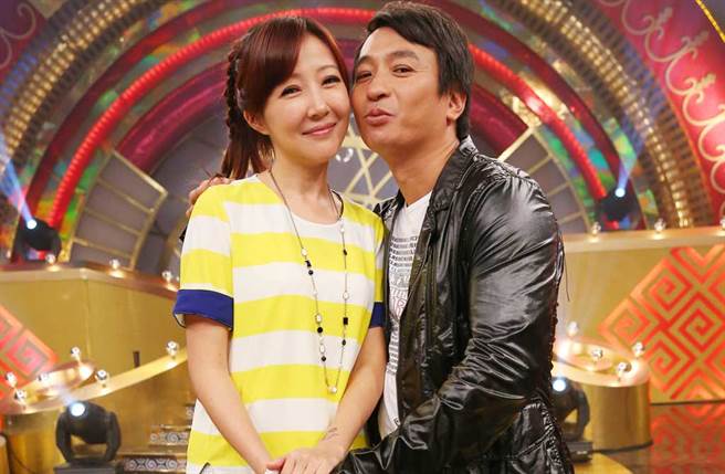 結婚20多年魅力不減！凍齡美魔女星驚收「富豪包養」私訊，超狂開價曝光，老公真實反應讓網笑翻！