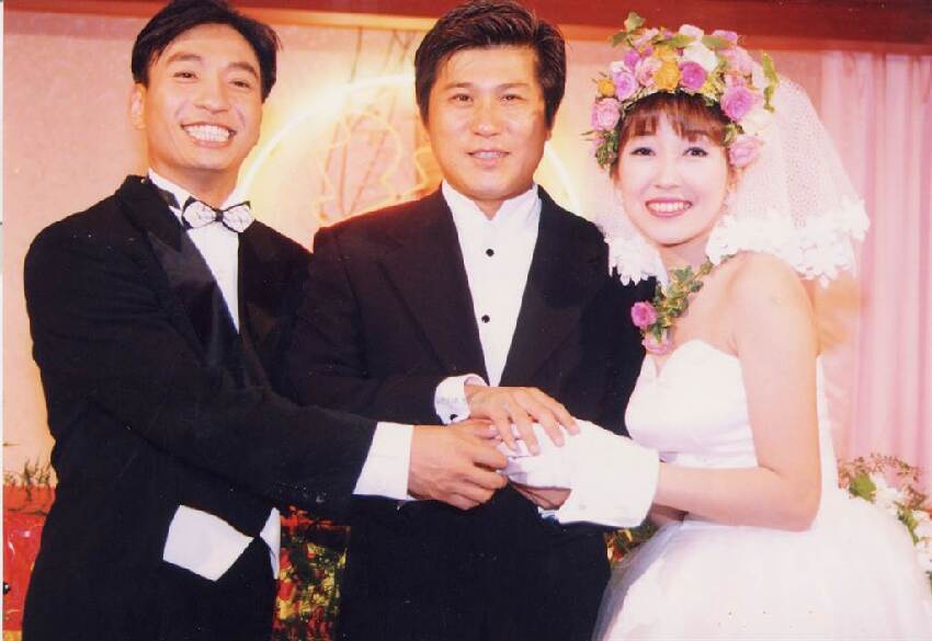 結婚20多年魅力不減！凍齡美魔女星驚收「富豪包養」私訊，超狂開價曝光，老公真實反應讓網笑翻！