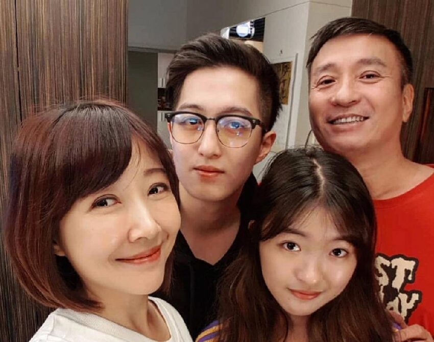 結婚20多年魅力不減！凍齡美魔女星驚收「富豪包養」私訊，超狂開價曝光，老公真實反應讓網笑翻！