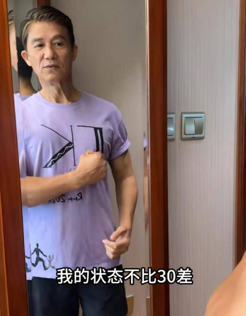 64歲港星北京參加親子活動，父子同框似爺孫，為挽救顏值戴假髮