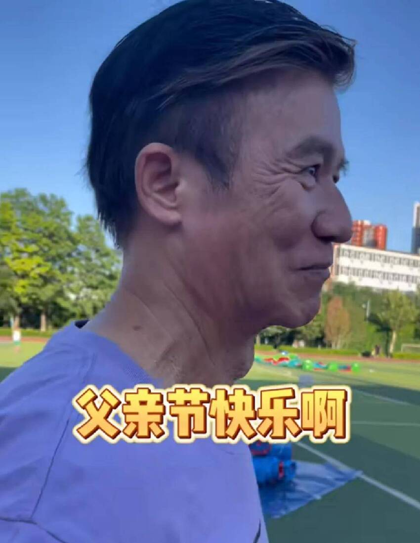 64歲港星北京參加親子活動，父子同框似爺孫，為挽救顏值戴假髮