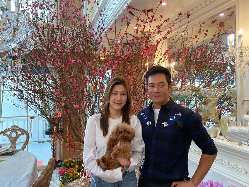 香港男星不舍讓女兒洗碗，平時非常疼愛她，擔心女兒戀愛中受傷害