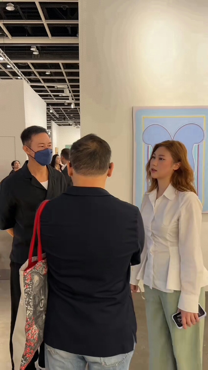 香港男星不舍讓女兒洗碗，平時非常疼愛她，擔心女兒戀愛中受傷害