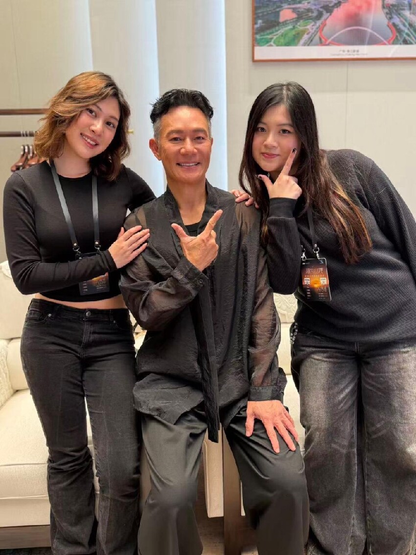 香港男星不舍讓女兒洗碗，平時非常疼愛她，擔心女兒戀愛中受傷害