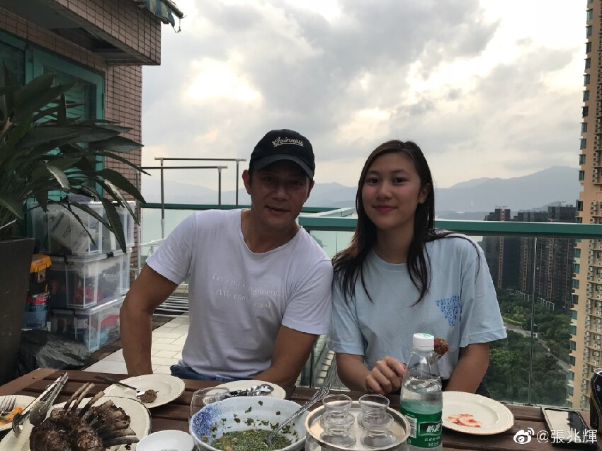 香港男星不舍讓女兒洗碗，平時非常疼愛她，擔心女兒戀愛中受傷害