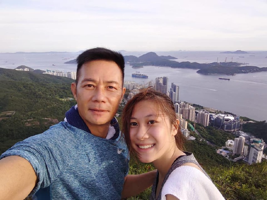 香港男星不舍讓女兒洗碗，平時非常疼愛她，擔心女兒戀愛中受傷害